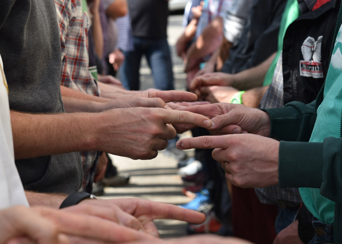 Mehrsicht Wirkungsthemen Teamentwicklung Symbolbild Haende